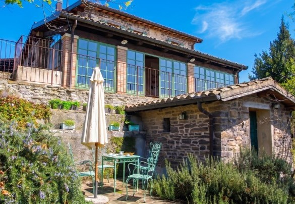 The swimming pool is accessible via a staircase or a grass path – Dimora dei Sogni