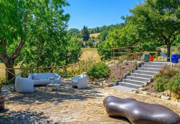 The garden features relaxation areas - Dimora dei Sogni
