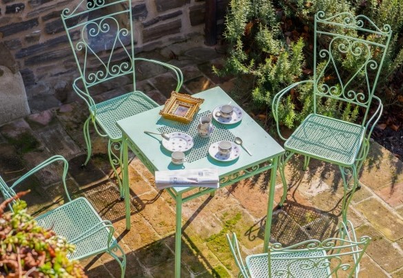 The garden features relaxation areas - Dimora dei Sogni