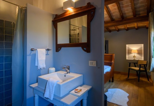 En-suite bathroom with shower no. 2 on the first floor - Dimora dei Sogni