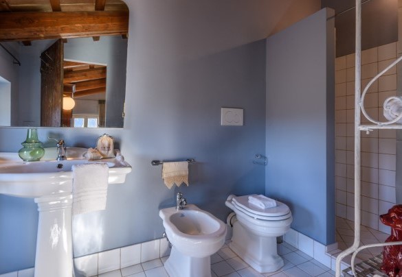 Bathroom with shower no. 4 on the first floor - Dimora dei Sogni