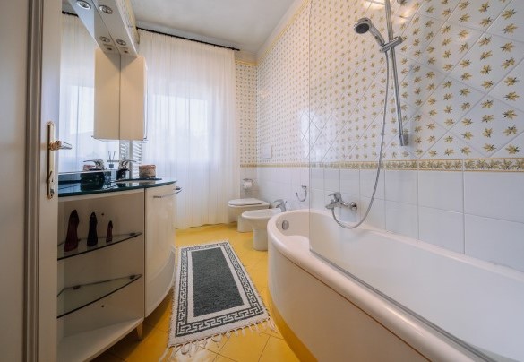 Bathroom with tub n. 1 on the first floor - Dimora delle Stelle 