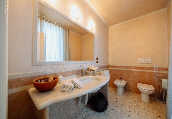 Guest bathroom on the raised ground floor – Dimora delle Stelle 