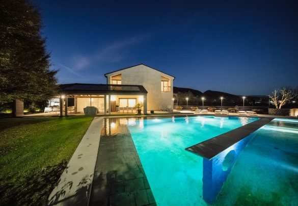 The pool area by night – Dimora delle Stelle 