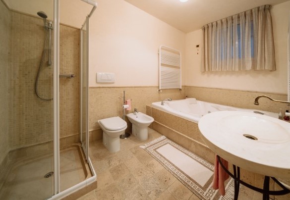 Bathroom with shower and hydromassage tub n.6 on the lower ground floor - Dimora delle Stelle