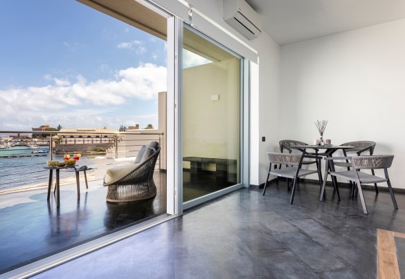 Zona living al primo piano con uscita diretta sul terrazzo - Dimora Egadina Giovanni