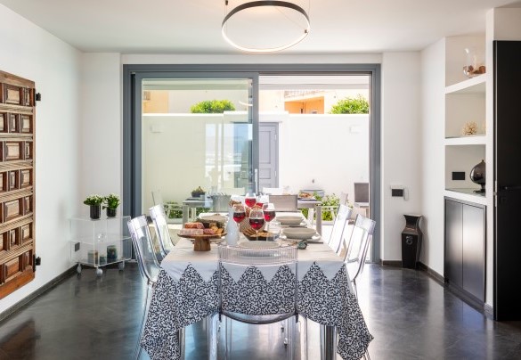 Zona pranzo al piano terra comunicante con l'esterno - Dimora Egadina Giovanni
