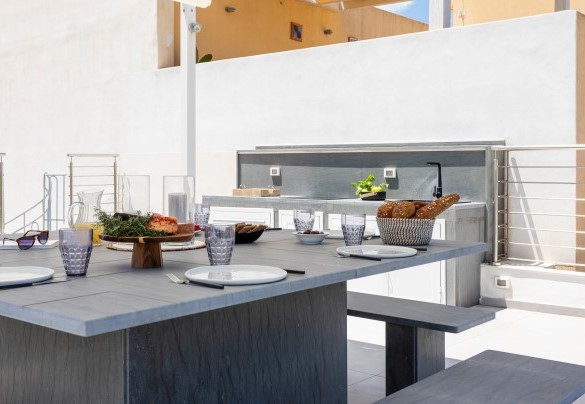Zona pranzo con angolo cottura nella terrazza sul tetto - Dimora Egadina Giovanni