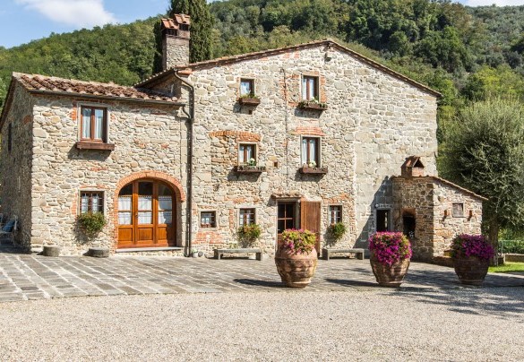 The farmhouse in local stone, the square in sandstone and the parking lot in river grit – Dimora La Torre di Bussotto 