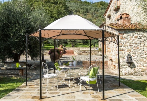The gazebo between the well of water and the old pizza oven in the bell tower – Dimora La Torre di Bussotto 