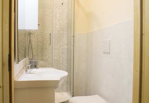 Bathroom with shower n.4 en-suite to the bedroom n.1 on the ground floor – Dimora La Torre di Bussotto