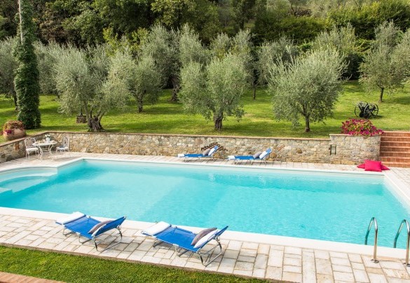 In the rounded edge are Roman steps leading into the water and a hydromassage corner – Dimora La Torre di Bussotto 