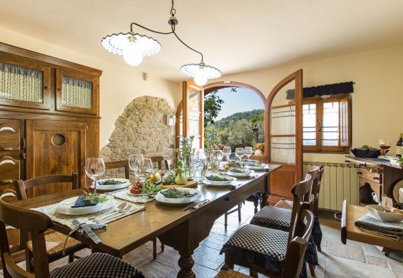 The kitchen with dining table and exit to the outside – Dimora La Torre di Bussotto 