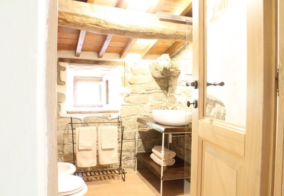 Bathroom with shower n.5 en-suite to the bedroom n.5 on the second floor – Dimora La Torre di Bussotto