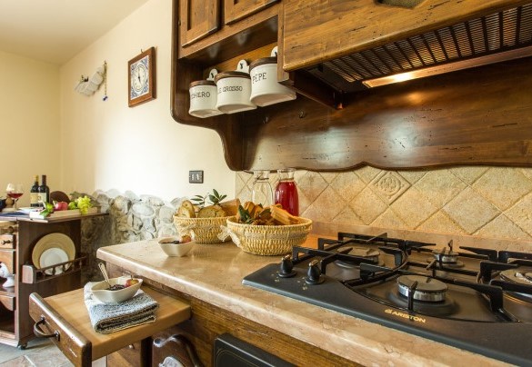 The large equipped kitchen – Dimora La Torre di Bussotto 
