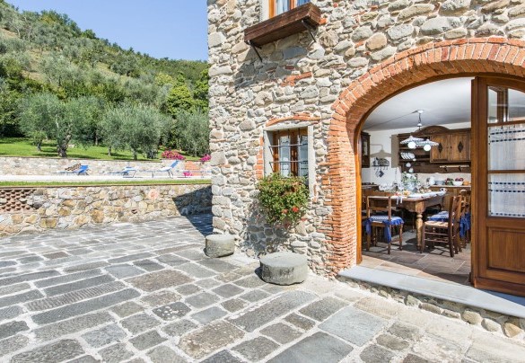 The kitchen with direct exit on the square – Dimora La Torre di Bussotto 