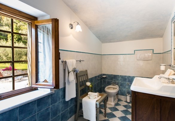 Bathroom with shower n.2 en-suite to the bedroom n.2 on the first floor – Dimora La Torre di Bussotto 