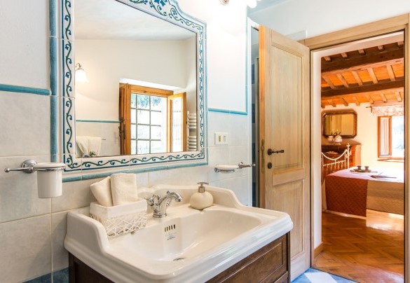 Bathroom with shower n.2 en-suite to the bedroom n.2 on the first floor – Dimora La Torre di Bussotto 