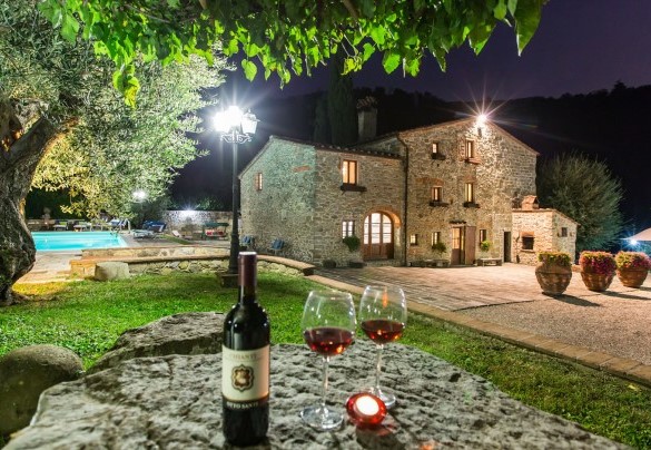 The property lights up at nightfall – Dimora La Torre di Bussotto 