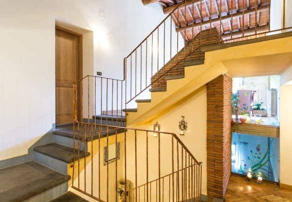 The house has three floors connected by an internal stone staircase – Dimora La Torre di Bussotto 