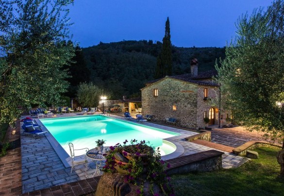The property lights up at nightfall – Dimora La Torre di Bussotto 