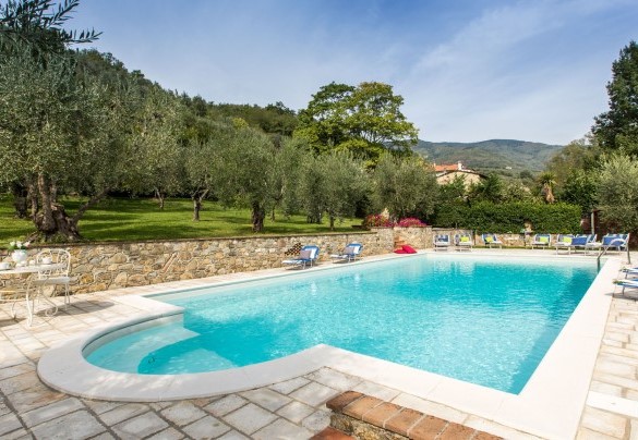 The rectangular swimming pool surrounded by a solarium in travertine – Dimora La Torre di Bussotto 