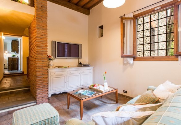 The tea room and the TV room on the ground floor – Dimora La Torre di Bussotto 