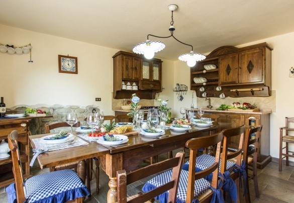 The kitchen with dining table and exit to the outside – Dimora La Torre di Bussotto 