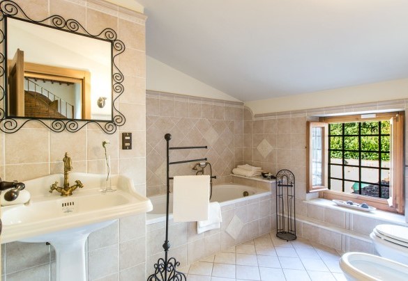 Bathroom with tub n.3 on the first floor for bedrooms n.3 e n.4 – Dimora La Torre di Bussotto 
