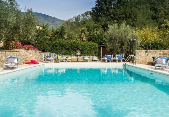 The swimming pool measures 6 x12 m with the depth varying from 1.50 to 2.50 m – Dimora La Torre di Bussotto 