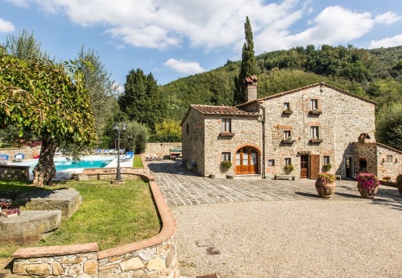 The farmhouse in local stone, the square in sandstone and the parking lot in river grit – Dimora La Torre di Bussotto 
