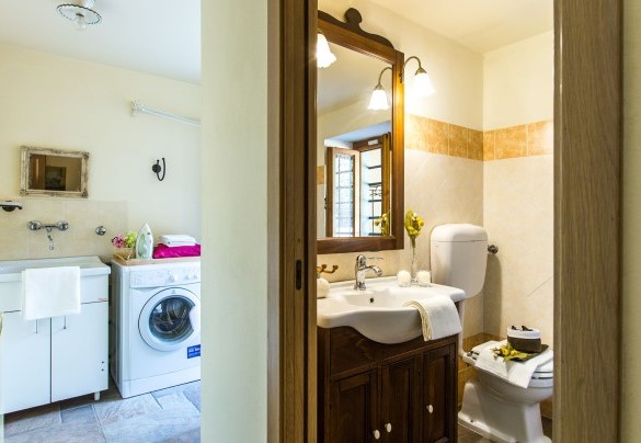 Bathroom with shower n.1 on the ground floor and the laundry – Dimora La Torre di Bussotto 