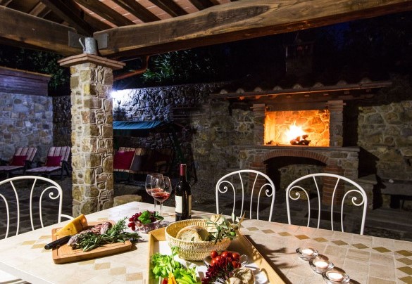 The large built-in barbecue next to the porch – Dimora La Torre di Bussotto 