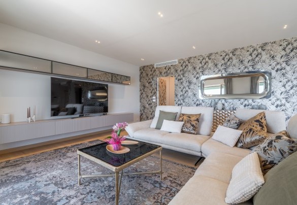 La zona living è attrezzata con una Smart TV – Dimora Mareblu