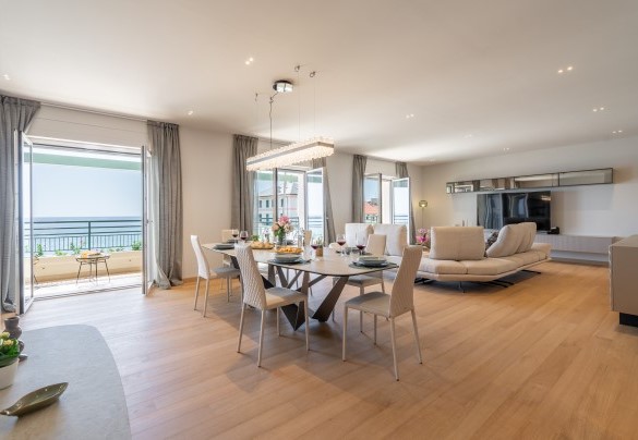 Dalle porte finestra della zona giorno si accede alla terrazza coperta vista mare – Dimora Mareblu