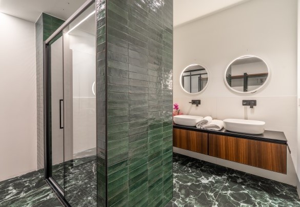 Il doppio lavabo nel bagno en suite con doccia n.3 – Dimora Mareblu