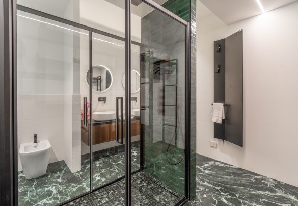 Gli eleganti e raffinati dettagli del bagno en suite con doccia n.3 – Dimora Mareblu