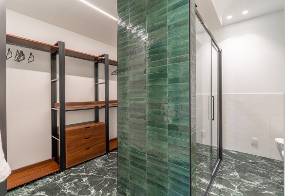 La doccia dalla doppia apertura del bagno en suite n.3 – Dimora Mareblu