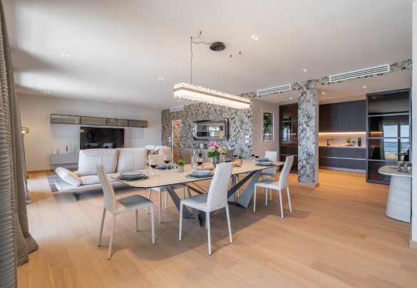 Dall’ingresso principale si accede ad un ambiente open space con la zona pranzo, la cucina e il living – Dimora Mareblu