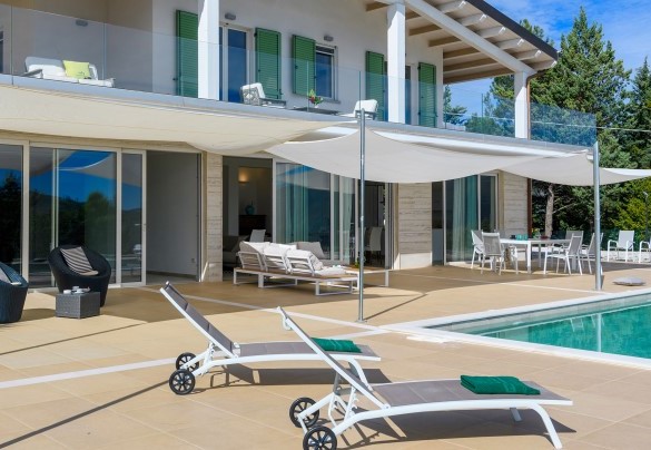 Outdoor pool with sun loungers and breathtaking views of the surrounding hills - Dimora Montefalcone