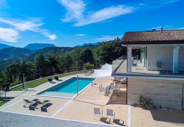 Outdoor pool with sun loungers and breathtaking views of the surrounding hills - Dimora Montefalcone