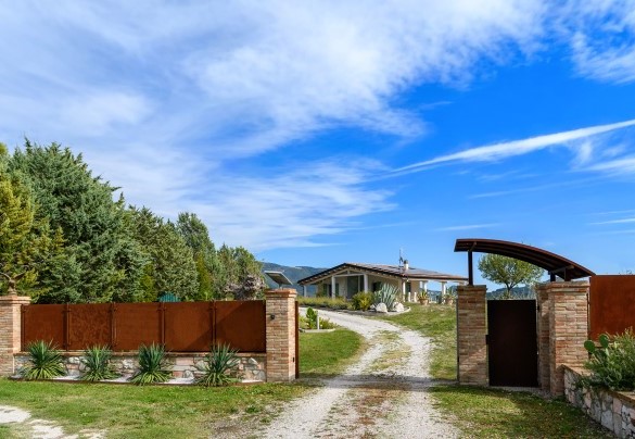 The automatic entrance gate to the villa - Dimora Montefalcone
