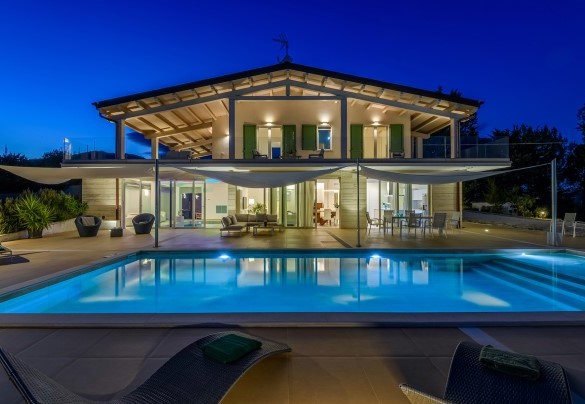 The property lit up at dusk - Dimora Montefalcone