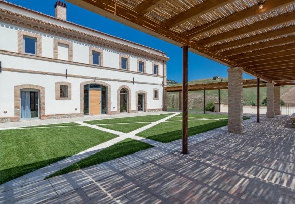 The porch provides shade for various relaxation spots - Dimora Montefiore
