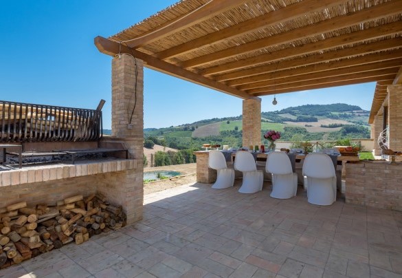 The outdoor porch is the perfect place for outdoor breakfasts - Dimora Montefiore