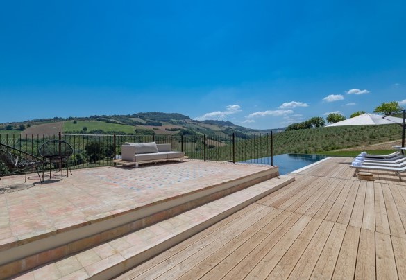 The solarium area with teak sun loungers - Dimora Montefiore