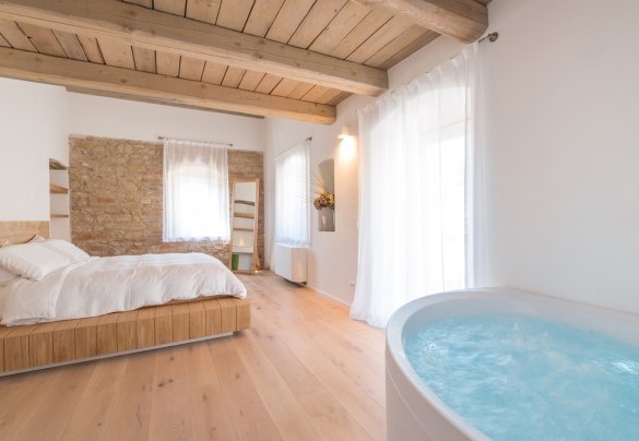The master bedroom with a whirlpool tub - Dimora Montefiore