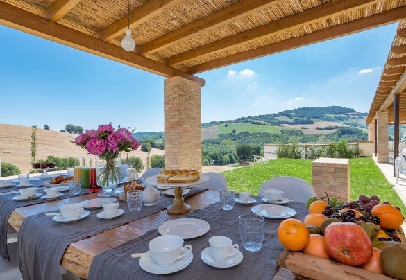 The outdoor porch is the perfect place for outdoor breakfasts - Dimora Montefiore