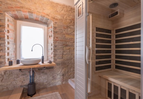 The en-suite bathroom with a sauna - Dimora Montefiore