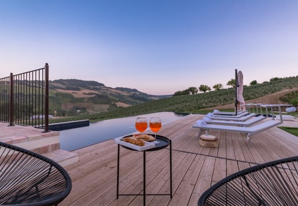 The pool area is perfect for evening aperitifs - Dimora Montefiore